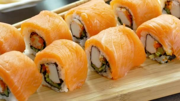 Färsk Sushi Med Sås Träfat Japansk Matstil — Stockvideo