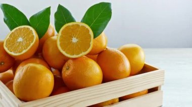 Ahşap kutusunda taze portakal yığını
