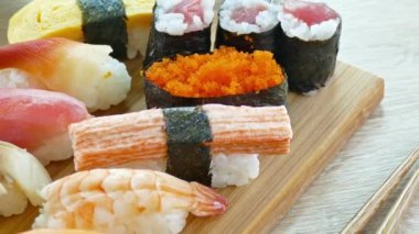 Ahşap tabakta soslu taze suşi, Japon yemeği tarzı. 