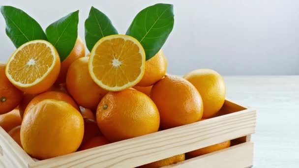 Pile Oranges Fraîches Dans Une Boîte Bois — Video