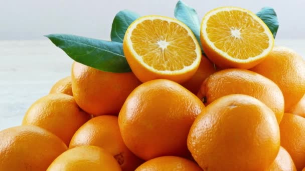 Много Нарезанных Свежих Апельсинов Цитрусового Фона — стоковое видео