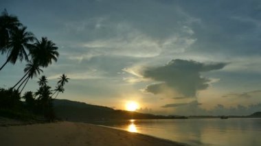 Deniz dalgalarının gün batımı manzarası, dramatik gökyüzü