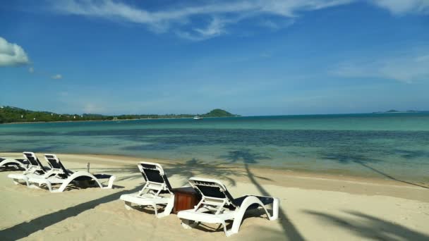 Chaise Lounges Zandstrand Met Blauwe Oceaan Golven — Stockvideo