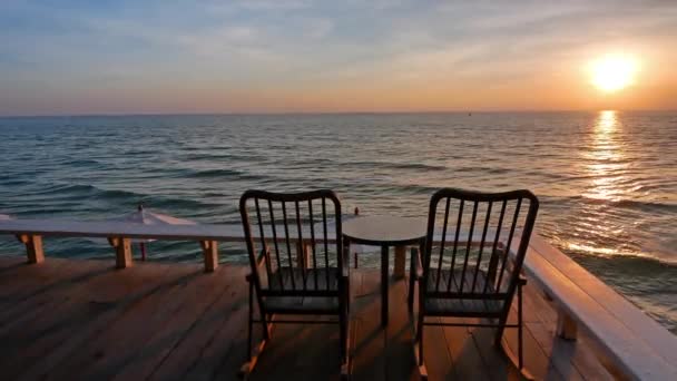 Salões Chaise Praia Com Ondas Azuis Oceano Vista Pôr Sol — Vídeo de Stock