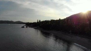 deniz ve tropik ada şaşırtıcı havadan görünümü