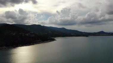 deniz ve tropik ada şaşırtıcı havadan görünümü