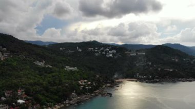 deniz ve tropik ada şaşırtıcı havadan görünümü