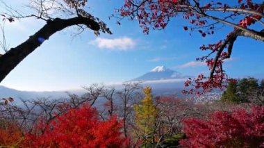 Japonya 'daki Fuji Dağı ile renkli sonbahar manzarası