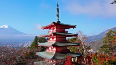 Japonya 'da Fuji Dağı ve Chureito Pagoda ile renkli sonbahar manzarası