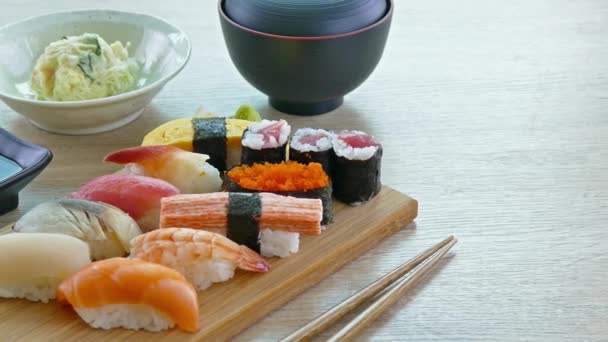 Sushi Fresco Com Molho Placa Madeira Estilo Comida Japonesa — Vídeo de Stock