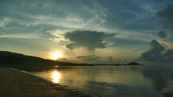 Vista Sul Tramonto Della Spiaggia Dell Oceano Cielo Drammatico — Video Stock