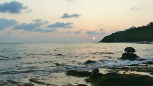 Pôr Sol Vista Das Ondas Mar Céu Dramático — Vídeo de Stock