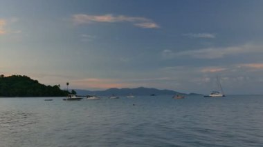 dalgalar deniz, tropikal plaj ve mavi gökyüzü ile pitoresk marina