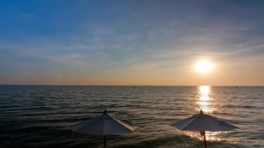 Deniz dalgalarının gün batımı manzarası, dramatik gökyüzü