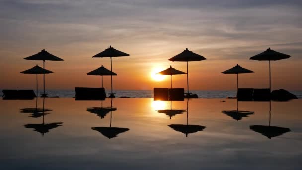 Сонце Парасольки Вид Захід Сонця Над Морем Басейном — стокове відео
