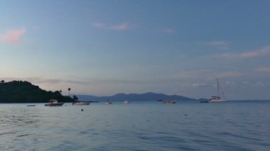 deniz ve gün batımında tropikal resort şaşırtıcı havadan görünümü 