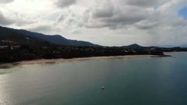 deniz ve tropik ada şaşırtıcı havadan görünümü