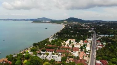 deniz ve tropik ada şaşırtıcı havadan görünümü