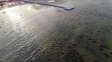 deniz ve gün batımında tropikal resort şaşırtıcı havadan görünümü 