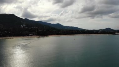 deniz ve gün batımında tropikal resort şaşırtıcı havadan görünümü 