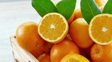 Ahşap kutusunda taze portakal yığını