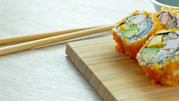 Свежий Суши Соусом Деревянной Тарелке Стиль Японской Кухни — стоковое видео