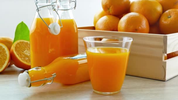 Egy Halom Friss Narancs Fadobozban Egy Pohár Gyümölcslé — Stock videók