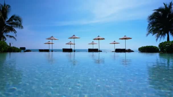 Guarda Sóis Vista Sobre Mar Piscina — Vídeo de Stock