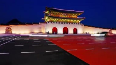 SEOUL, Güney Kore - 4 Aralık 2018: Seul, Güney Kore 'deki Gyeongbokgung Sarayı ve trafiğinin zaman aşımı