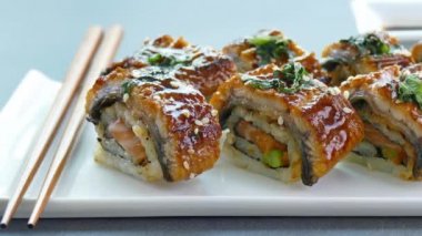 Ahşap tabakta soslu taze suşi, Japon yemeği tarzı. 