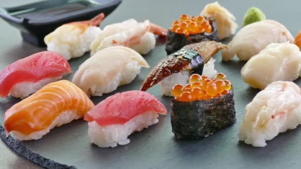 Verse Sushi Met Saus Houten Bord Japanse Keuken — Stockvideo