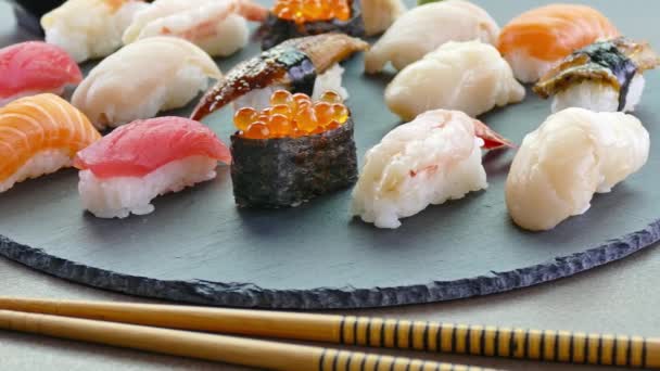 Ahşap Tabakta Soslu Taze Suşi Japon Yemeği Tarzı — Stok video