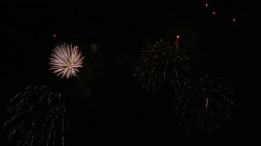 karanlık gece gökyüzünde parlayan havai fişek 4 k video