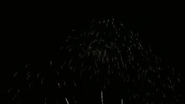 karanlık gece gökyüzünde parlayan havai fişek 4 k video