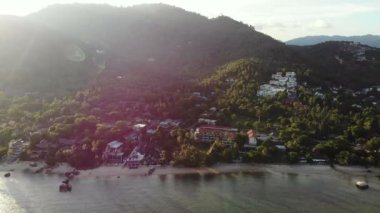 deniz ve tropik ada şaşırtıcı havadan görünümü 