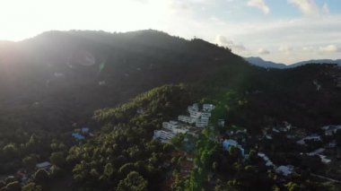 deniz ve tropik ada şaşırtıcı havadan görünümü 