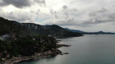 deniz ve tropik ada şaşırtıcı havadan görünümü 