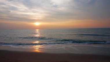 Deniz dalgalarının gün batımı manzarası, dramatik gökyüzü