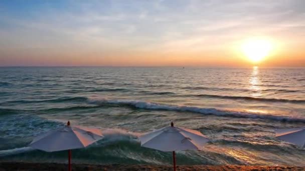 Sombrillas Puesta Sol Vista Sobre Mar — Vídeo de stock