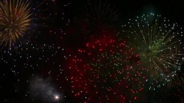 karanlık gece gökyüzünde parlayan havai fişek 4 k video