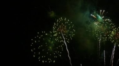 karanlık gece gökyüzünde parlayan havai fişek 4 k video