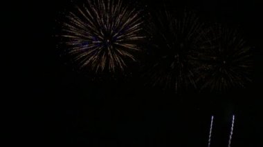 karanlık gece gökyüzünde parlayan havai fişek 4 k video