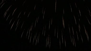 karanlık gece gökyüzünde parlayan havai fişek 4 k video