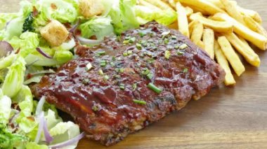 Lezzetli ızgara biftek, sebze ve patates kızartması.