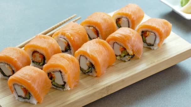 Φρέσκο Σούσι Σάλτσα Ξύλινο Πιάτο Ιαπωνικό Στυλ Τροφίμων — Αρχείο Βίντεο