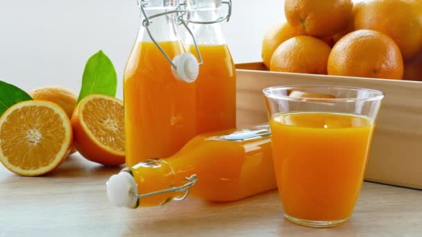 Tahta Kutuda Taze Portakal Yığını Bir Bardak Meyve Suyu — Stok video