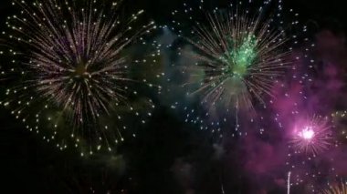 karanlık gece gökyüzünde parlayan havai fişek 4 k video