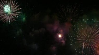 karanlık gece gökyüzünde parlayan havai fişek 4 k video