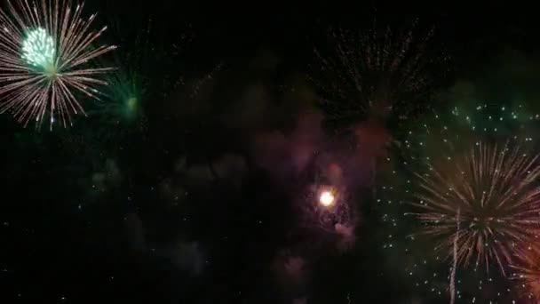 Videó Sötét Éjszakai Égen Ragyogó Tűzijáték — Stock videók
