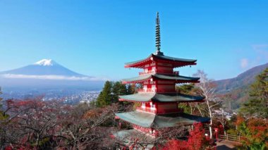 Japonya 'da Fuji Dağı ve Chureito Pagoda ile renkli sonbahar manzarası
